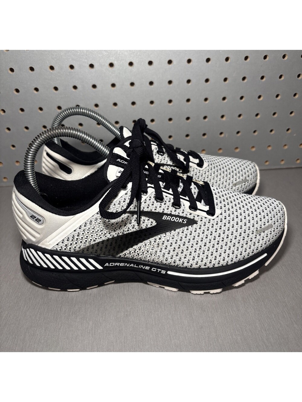 Brooks Adrenaline GTS 22 Shoes Womens 7 B Running White Black Athletic Sneakers